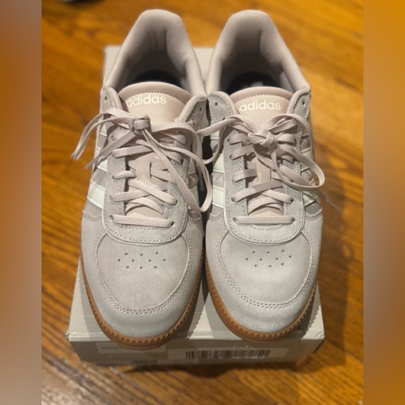 Adidas NWT Women's Athletic Shoes Tan and White with Cloud Foam Technology sz 10 - Picture 2 of 12